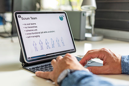 Student volgt e-learning scrum